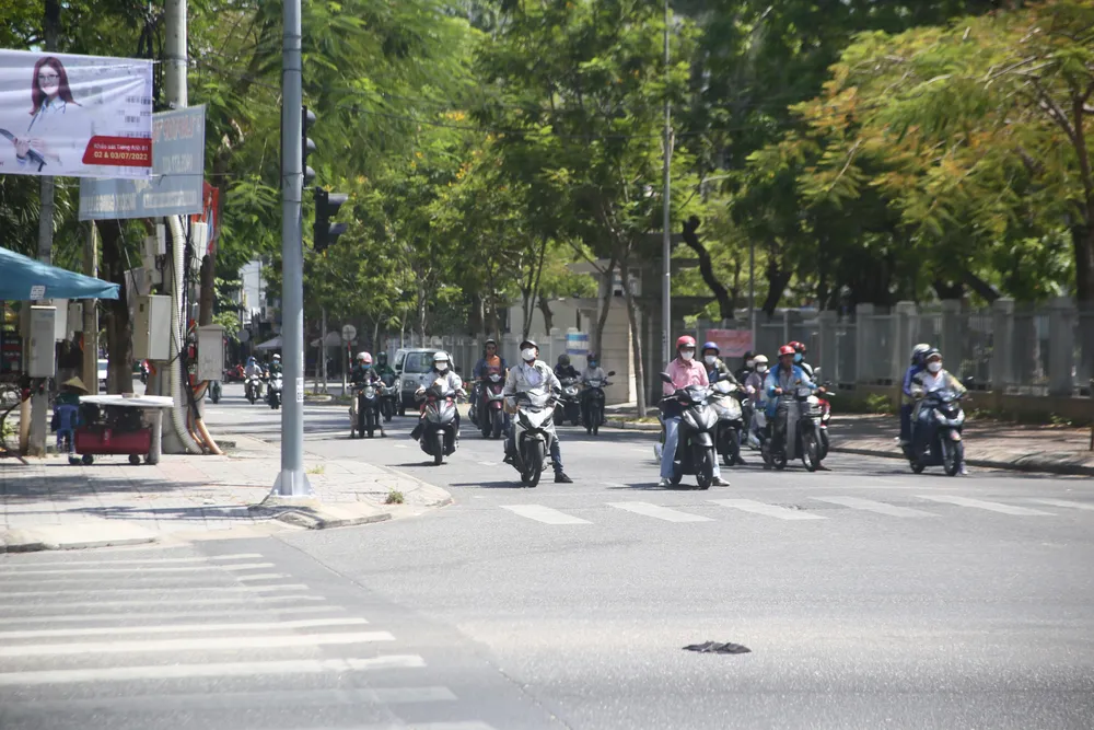 Thời tiết ở Đà Nẵng nắng nóng như đổ lửa. Thời tiết ở Đà Nẵng nắng nóng như đổ lửa.