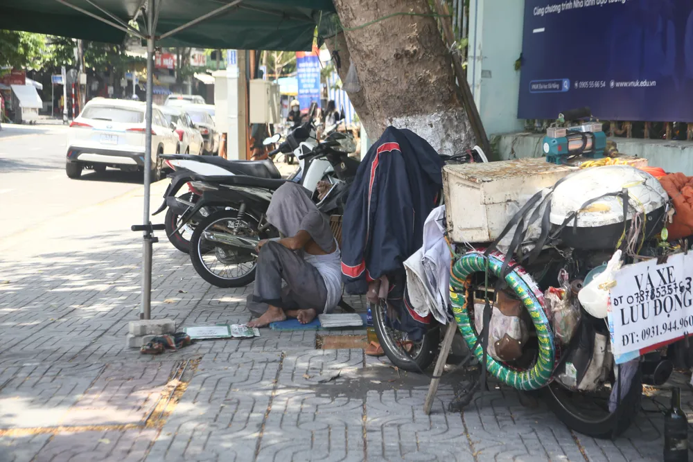 Thời tiết nắng nóng, cả ngày ngồi ngoài đường nên người đàn ông này nghĩ ra cách dùng khăn thấm nước khoác lên người để chống nắng. Thời tiết nắng nóng, cả ngày ngồi ngoài đường nên người đàn ông này nghĩ ra cách dùng khăn thấm nước khoác lên người để chống nắng.
