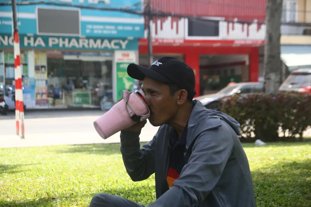 Anh Đạt đang nghỉ ngơi, tiếp nước giữa trưa cạnh công viên. Anh Đạt đang nghỉ ngơi, tiếp nước giữa trưa cạnh công viên.