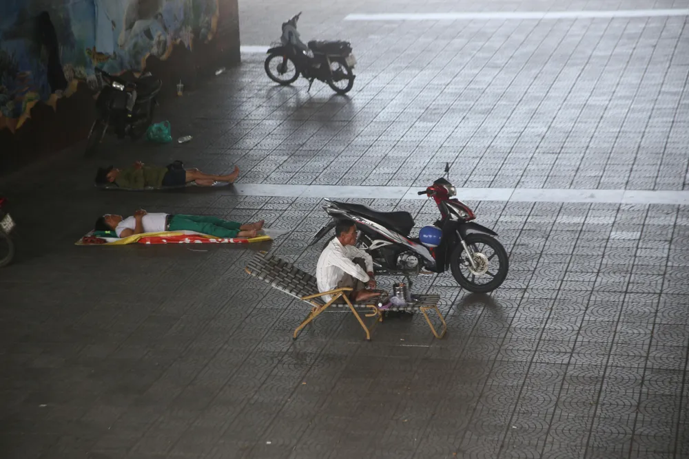 Các bác xe ôm chọn cách nghỉ trưa cạnh bờ sông Hàn cho mát. Sau khoảng 1 tiếng nghỉ ngơi, họ lại tiếp tục công việc mưu sinh của mình. Các bác xe ôm chọn cách nghỉ trưa cạnh bờ sông Hàn cho mát. Sau khoảng 1 tiếng nghỉ ngơi, họ lại tiếp tục công việc mưu sinh của mình.