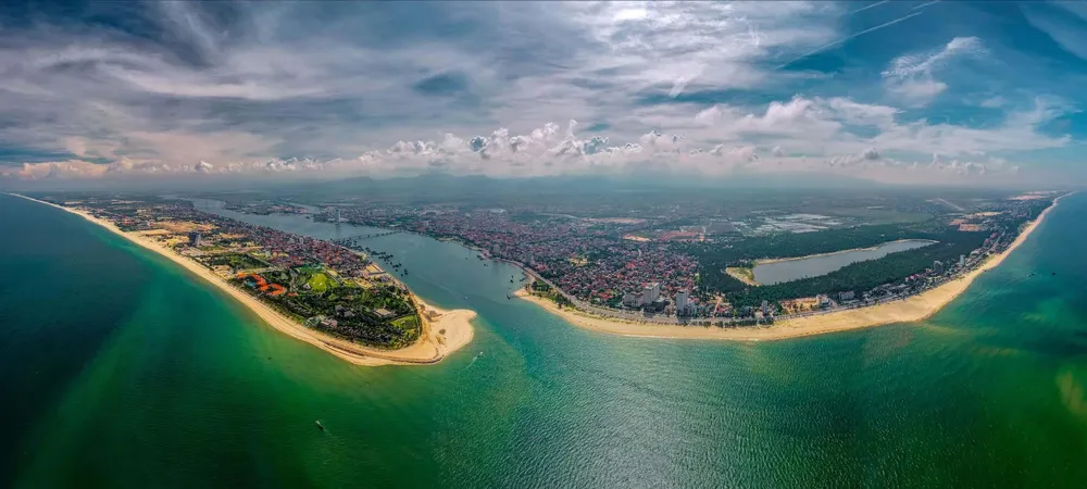 Thành phố Đồng Hới (Quảng Bình) nhìn từ trên cao Ảnh: Bùi Hùng Cường.