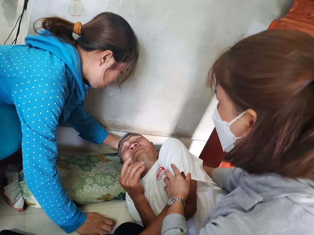 Ông nội của em Nguyên ngất lịm đi khi hay tin cháu trai bị đuối nước. Ảnh: BẢO THIÊN.