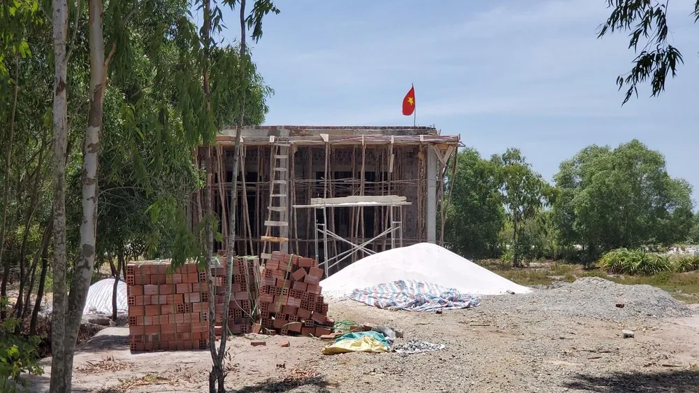 Một nhà đang xây lụi dang dở. Ảnh: BT. Một nhà đang xây lụi dang dở. Ảnh: BT.