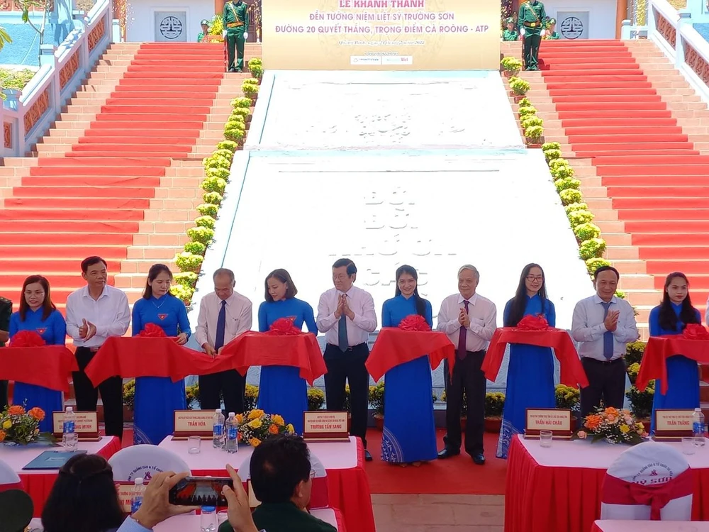 Lãnh đạo Trung ương và địa phương cắt băng khánh thành khu tưởng niệm. (Ảnh: BT).