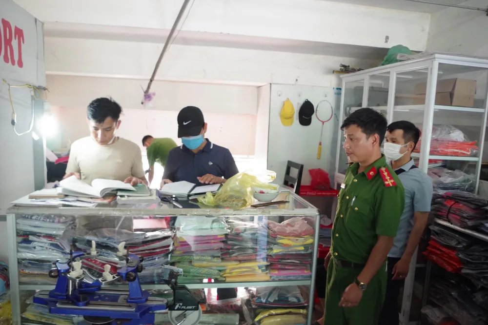 Tiến hành khám xét nhà của Tạ Thị Kiều Nga. Ảnh: CA