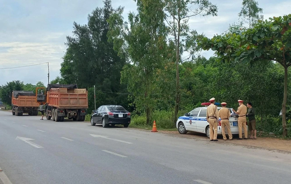 Lực lượng CSGT Quảng Bình kiểm tra, xử lý các phương tiện có dấu hiệu quá khổ, quá tải.