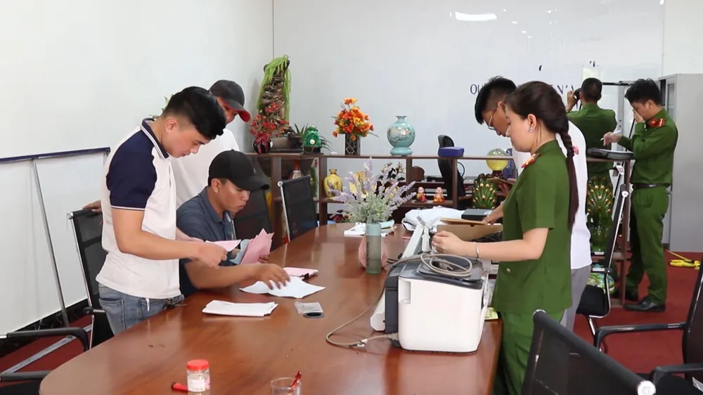 Cơ quan công an tiến hành khám xét Văn phòng FVP Trade tại Quảng Bình. Ảnh: CA. Cơ quan công an tiến hành khám xét Văn phòng FVP Trade tại Quảng Bình. Ảnh: CA.