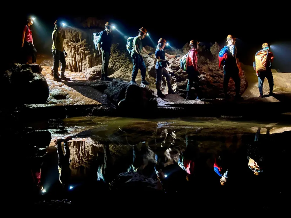 Du khách tham gia tour trải nghiệm khám phá hang động. Ảnh: Jungle Boss.