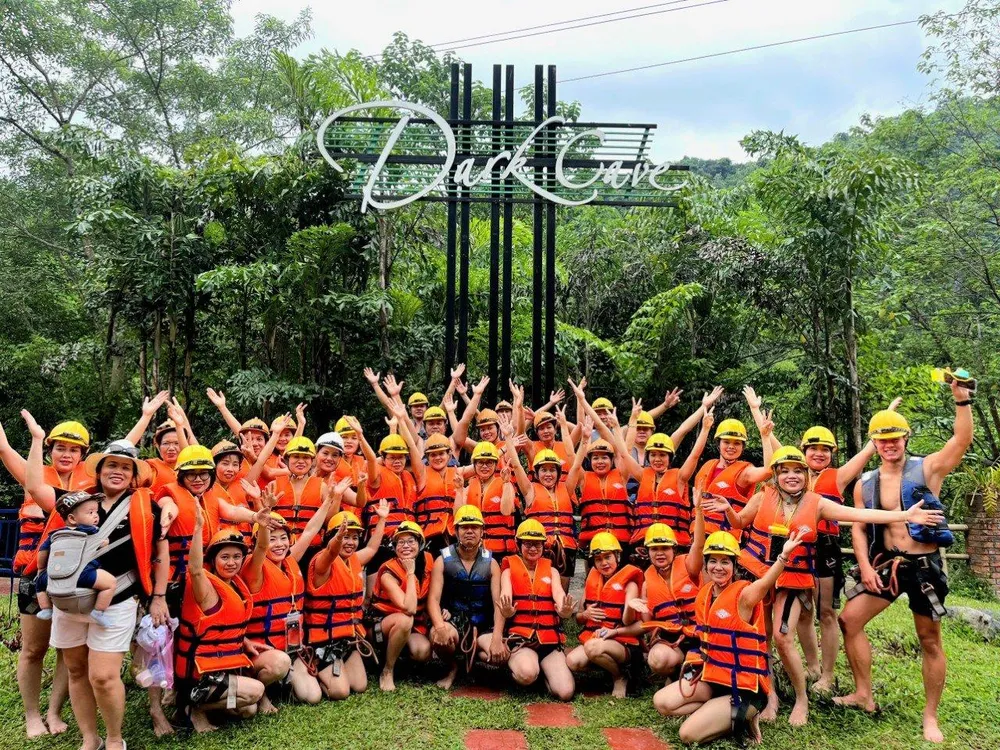 Đoàn du khách đến trải nghiệm điểm du lịch Sông Chày – Hang Tối. Ảnh: PNKB.