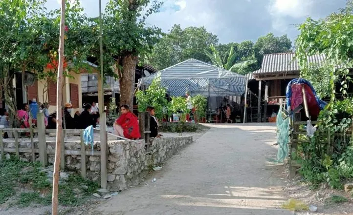 Người dân địa phương đến động viên, chia sẻ với gia đình chị T. Ảnh: N.H.