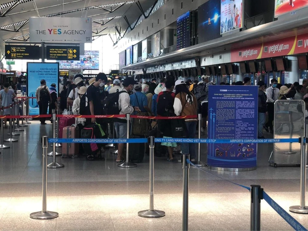 Du khách tấp nập đến Đà Nẵng. Ảnh: NGÔ QUANG.