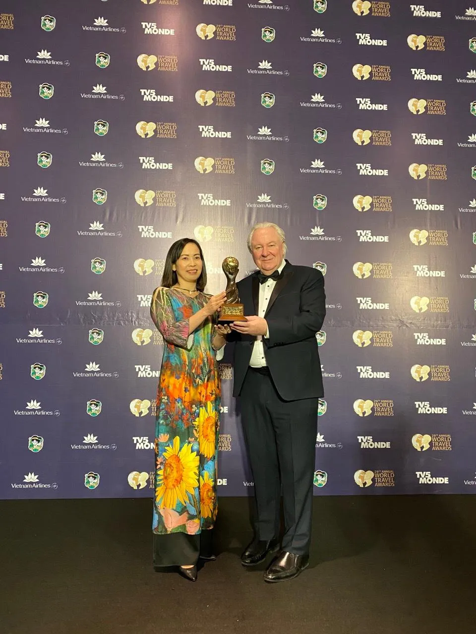 Bà Trương Thị Hồng Hạnh, Giám đốc Sở Du lịch TP Đà Nẵng đại diện cho TP nhận giải thưởng. Ảnh: SDL. Bà Trương Thị Hồng Hạnh, Giám đốc Sở Du lịch TP Đà Nẵng đại diện cho TP nhận giải thưởng. Ảnh: SDL.