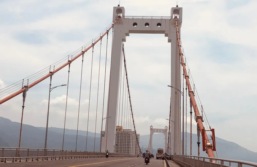 Đà Nẵng cấm người dân lưu thông qua cầu khi gió bắt đầu đạt từ cấp 6. Ảnh: HOÀI AN Đà Nẵng cấm người dân lưu thông qua cầu khi gió bắt đầu đạt từ cấp 6. Ảnh: HOÀI AN