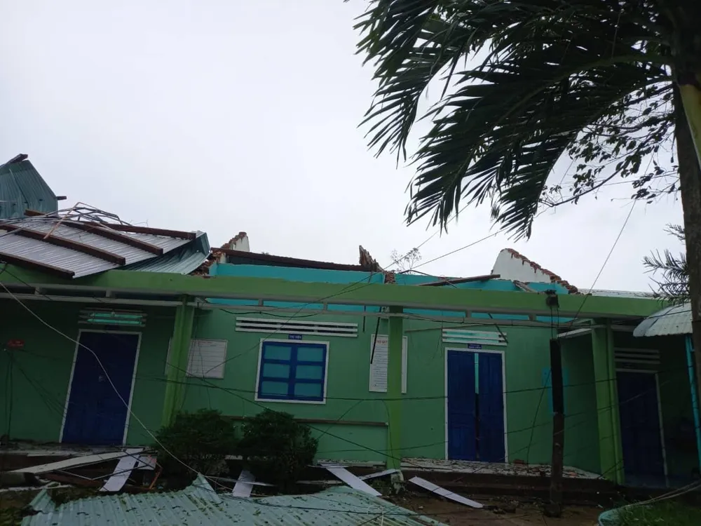 Trường học ở Quảng Nam bị tốc mái sau bão. Ảnh: THANH NHẬT. Trường học ở Quảng Nam bị tốc mái sau bão. Ảnh: THANH NHẬT.