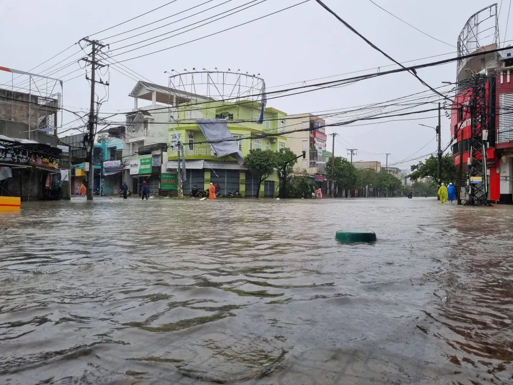 Bão kèm mưa lớn gây ngập nặng một số tuyến đường tại TP Tam Kỳ. Ảnh: THANH NHẬT. Bão kèm mưa lớn gây ngập nặng một số tuyến đường tại TP Tam Kỳ. Ảnh: THANH NHẬT.