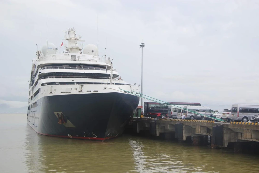 Tàu Le Lapérouse cập cảng Tiên Sa. Ảnh: NGÔ QUANG.