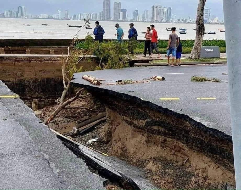 Đường bị chia cắt. Đường bị chia cắt.