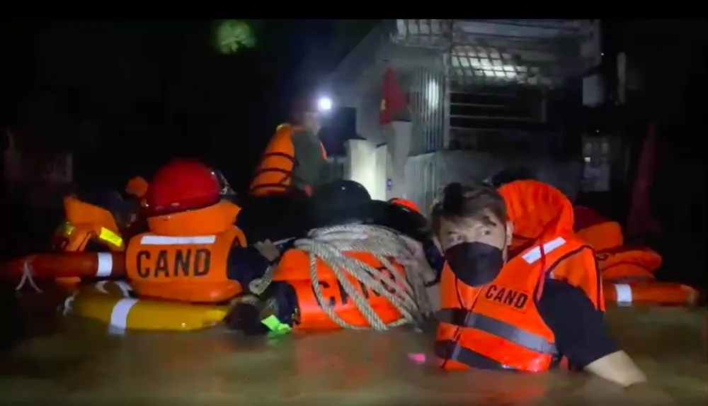 Lực lượng chức năng sơ tán người dân trong đêm. Lực lượng chức năng sơ tán người dân trong đêm.