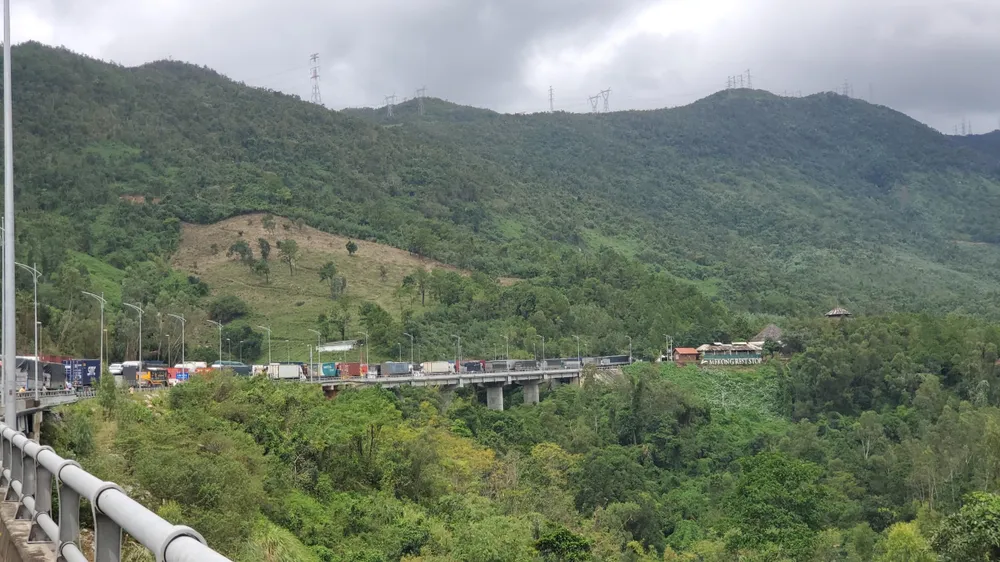 Xe nằm la liệt trên khúc đường dẫn vào hầm Hải Vân. Ảnh: BẢO THIÊN. Xe nằm la liệt trên khúc đường dẫn vào hầm Hải Vân. Ảnh: BẢO THIÊN.