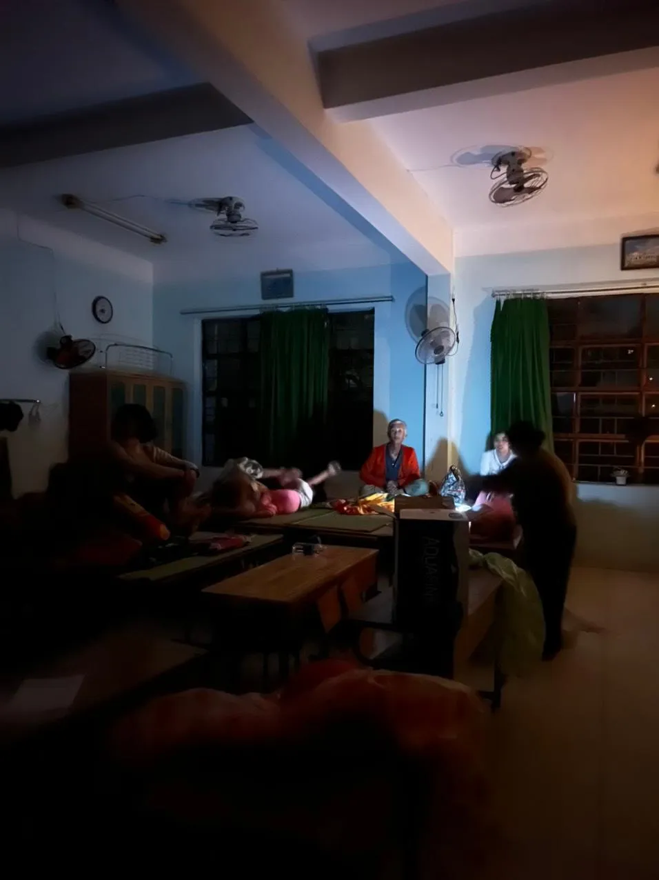 Sơ tán người dân tới nơi an toàn. Sơ tán người dân tới nơi an toàn.