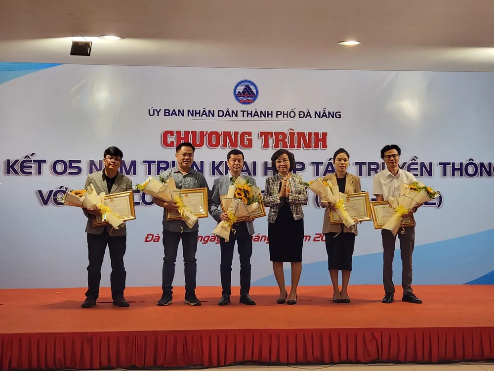 Phó chủ tịch UBND TP Đà Nẵng Ngô Thị Kim Yến tặng bằng khen cho các cá nhân có thành tích xuất sắc. Ảnh: TV.