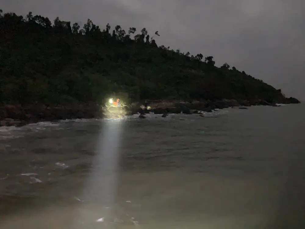 Lực lượng chức năng tìm kiếm nạn nhân. Ảnh: VĐ Lực lượng chức năng tìm kiếm nạn nhân. Ảnh: VĐ