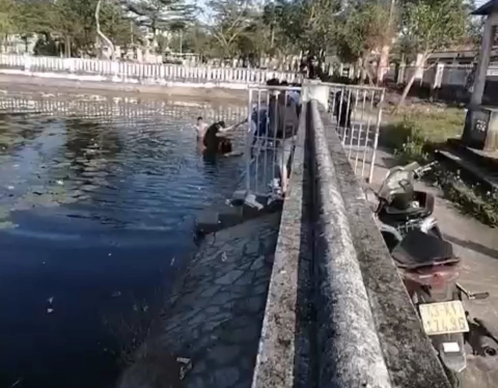 3 công an xã cùng người dân lao xuống hồ lặn tìm cứu em học sinh. Ảnh: CAHT.