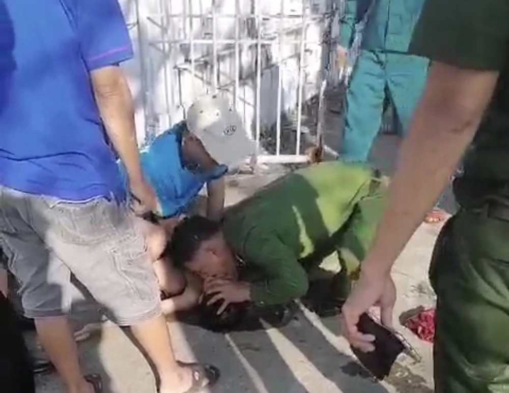 Sơ cứu kịp thời, cứu sống cháu H. Ảnh: CAHT.