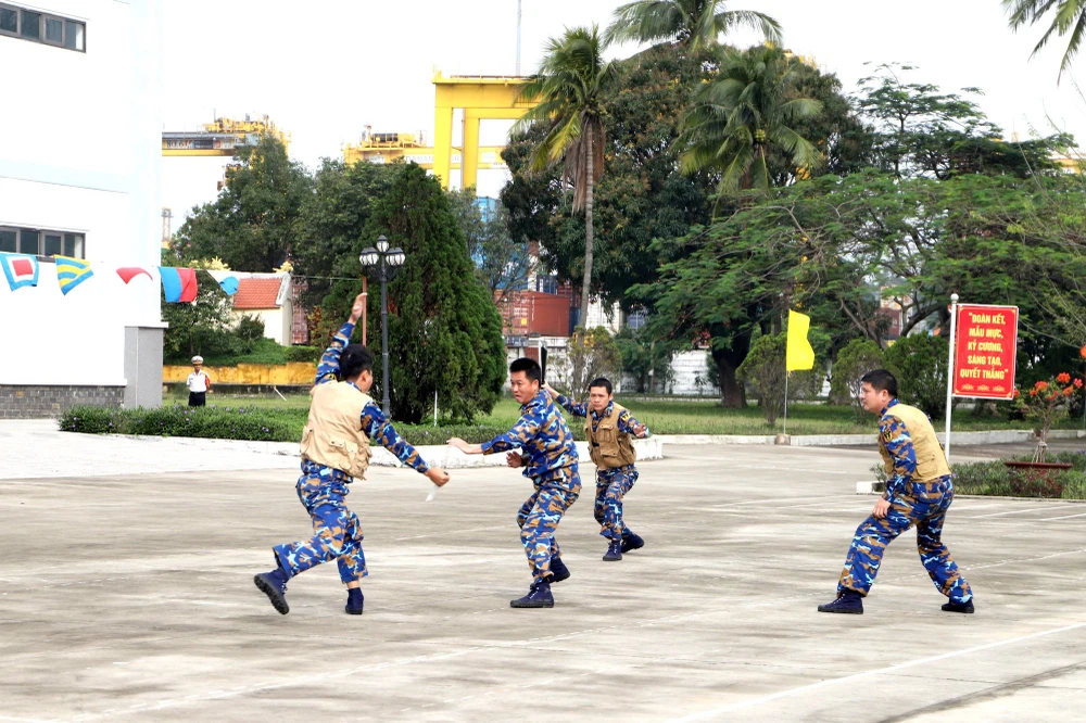 Các chiến sĩ đặc công Hải quân Lữ đoàn 126 trình diễn võ thuật đối kháng. Ảnh: HOÀNG DIỆU. Các chiến sĩ đặc công Hải quân Lữ đoàn 126 trình diễn võ thuật đối kháng. Ảnh: HOÀNG DIỆU.