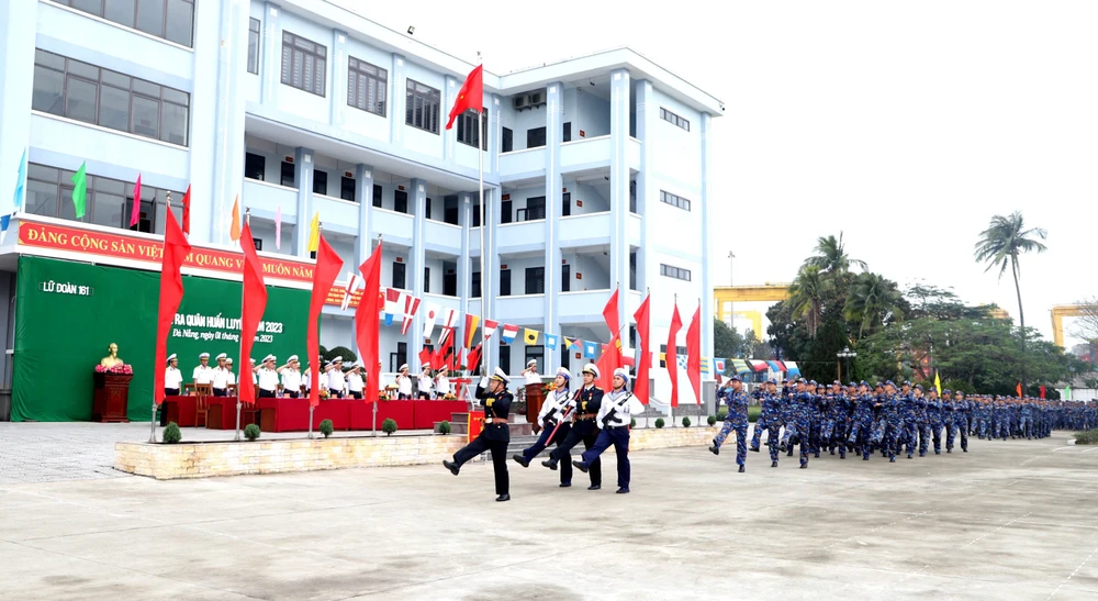 Duyệt đội ngũ trong lễ ra quân huấn luyện tại Quân cảng Vùng 3. Ảnh: HOÀNG DIỆU. Duyệt đội ngũ trong lễ ra quân huấn luyện tại Quân cảng Vùng 3. Ảnh: HOÀNG DIỆU.