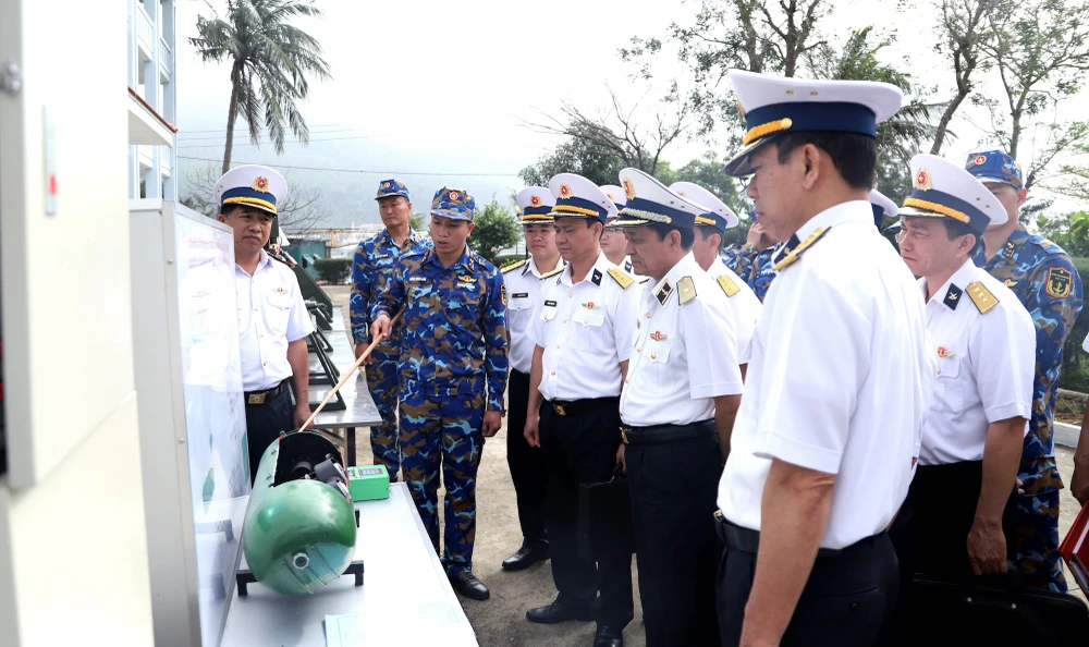 Các đại biểu tham quan mô hình học cụ tại Lữ đoàn 161, Vùng 3 Hải quân. Ảnh: HOÀNG DIỆU. Các đại biểu tham quan mô hình học cụ tại Lữ đoàn 161, Vùng 3 Hải quân. Ảnh: HOÀNG DIỆU.