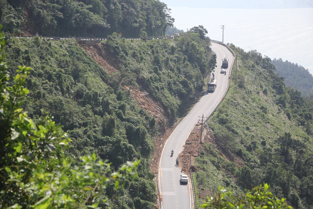 Cung đèo Hải Vân vô cùng nguy hiểm trở thành nơi để thanh niên tụ tập làm xiếc trên xe máy. Ảnh: NGÔ QUANG.