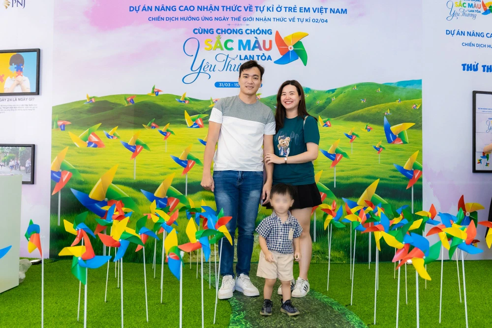 Nhiều gia đình trẻ hưởng ứng chiến dịch Nâng cao Nhận thức về tự kỉ ở trẻ em Việt Nam. Ảnh: ĐT. Nhiều gia đình trẻ hưởng ứng chiến dịch Nâng cao Nhận thức về tự kỉ ở trẻ em Việt Nam. Ảnh: ĐT.