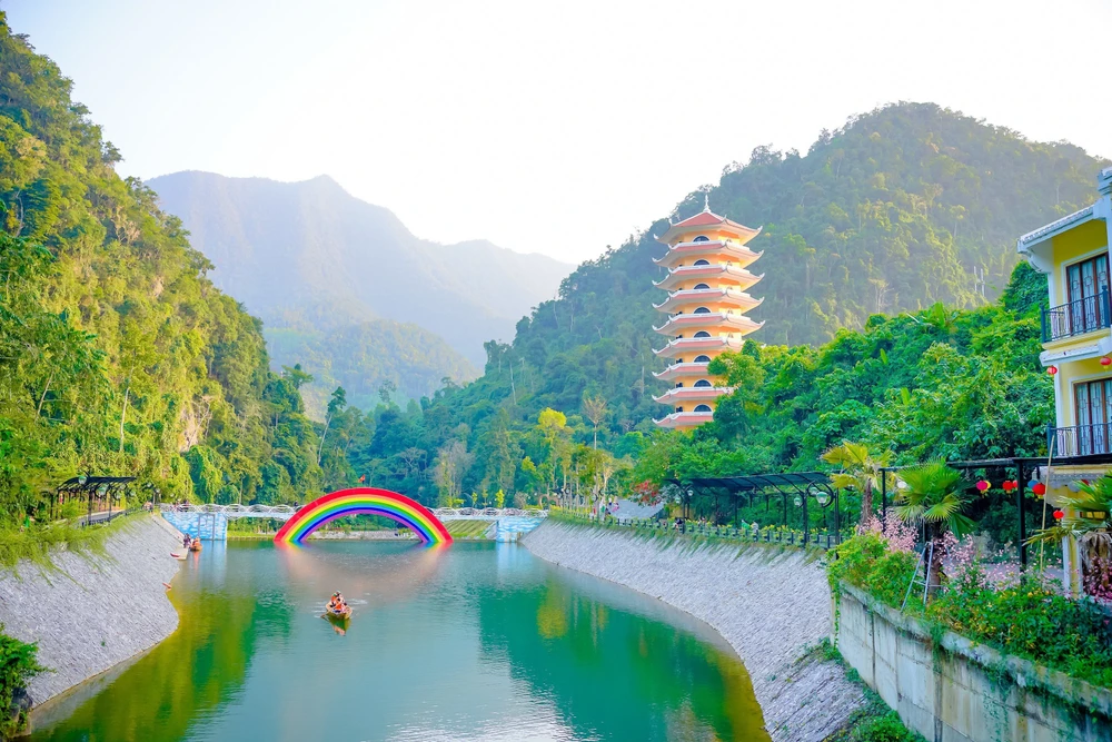 Khu du lịch sinh thái Cổng Trời Đông Giang đang là điểm đến hấp dẫn với du khách. Ảnh: PT.