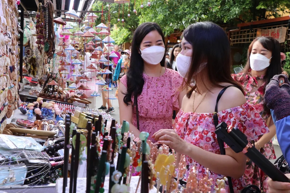 Khách du lịch tới tham quan Hội An trong những ngày nghỉ lễ. Ảnh: THANH NHẬT.