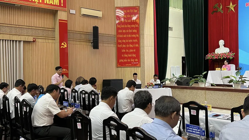 Ông Đoàn Ngọc Chung, Giám đốc Chi nhánh NHCSXH TP Đà Nẵng trả lời ý kiến của công nhân, người lao động.