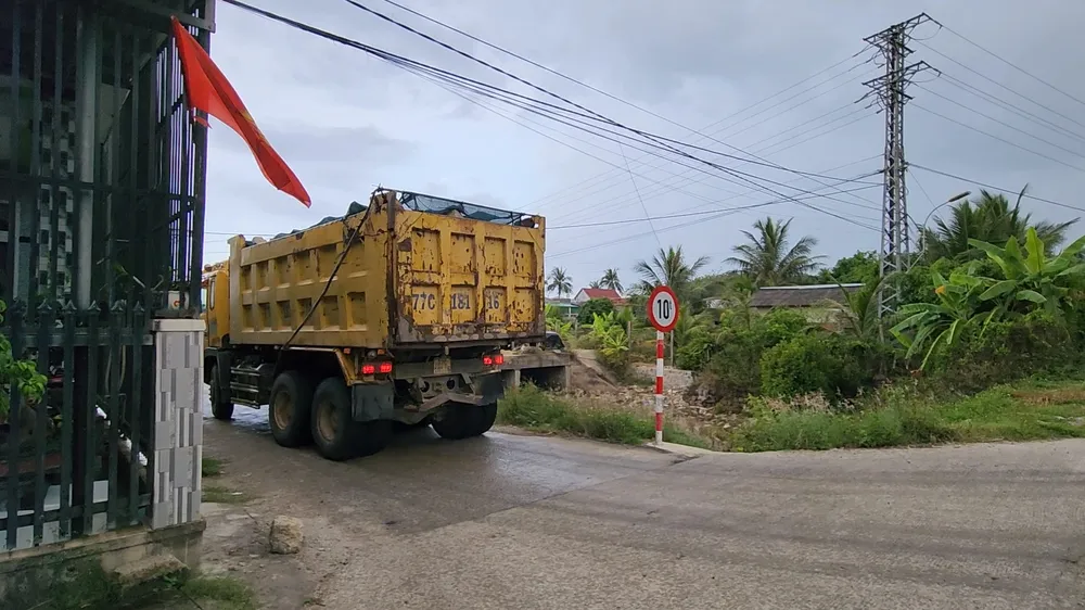 Xe tải BKS 77C 181.16 chở đầy thùng hàng lưu thông vào đường có biển cấm. Ảnh: MINH TRƯỜNG.