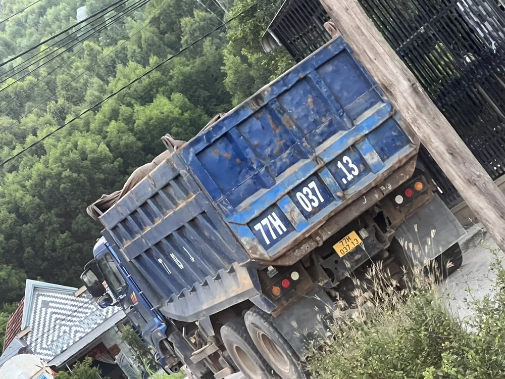 Nhiều xe có dấu hiệu cơi nới thành thùng ngang nhiên lưu thông. Ảnh: MINH TRƯỜNG