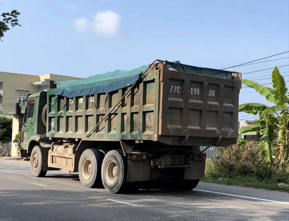 Xe tải BKS 77C 199.08 lưu thông trên tuyến đường tránh Tây Sa Huỳnh để rẽ vào đường cấm xe 10 tấn. Ảnh: MINH TRƯỜNG