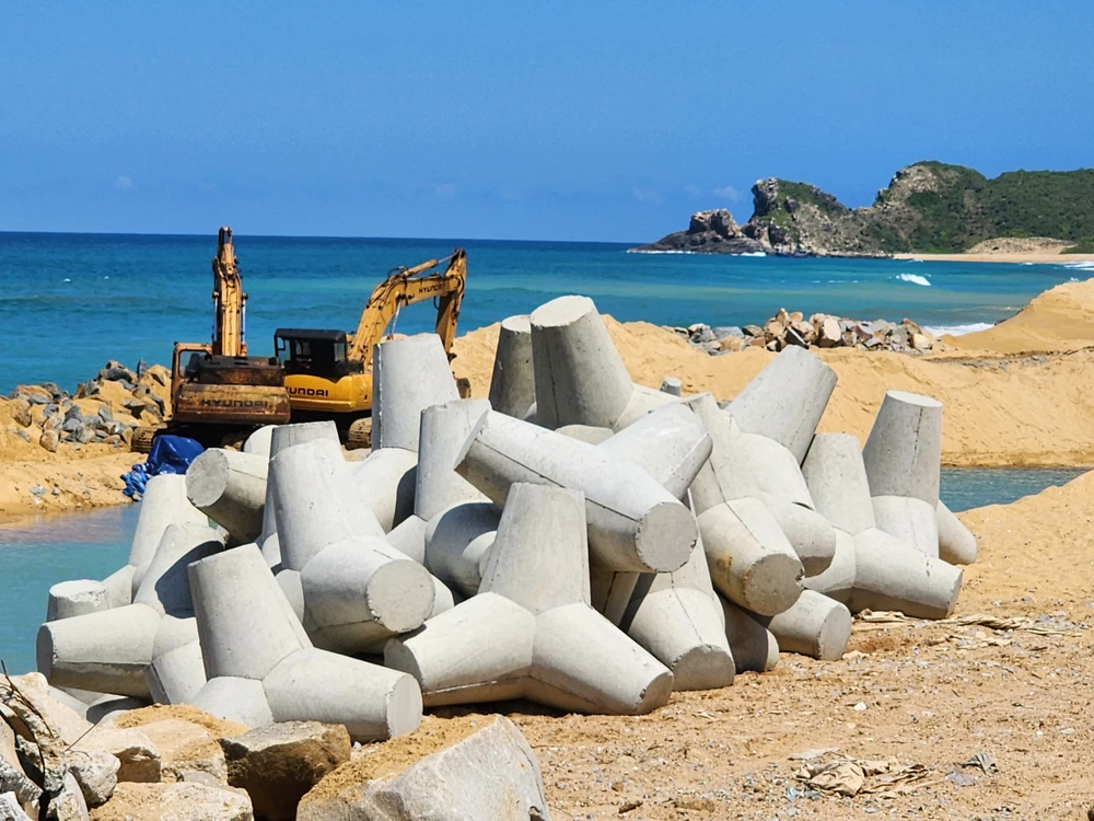 Dự án kè chắn sóng phường Phổ Thạnh đang được triển khai xây dựng. Ảnh: MINH TRƯỜNG.