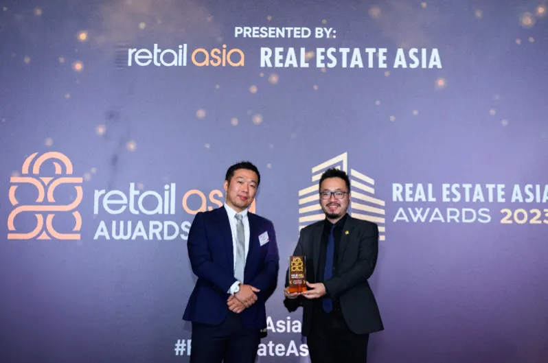 Đại diện PNJ (bên phải) nhận giải thưởng Retail Asia Awards cho hạng mục &quot;Marketing Initiative of the Year&quot; 2023. Ảnh: Quốc Bảo.