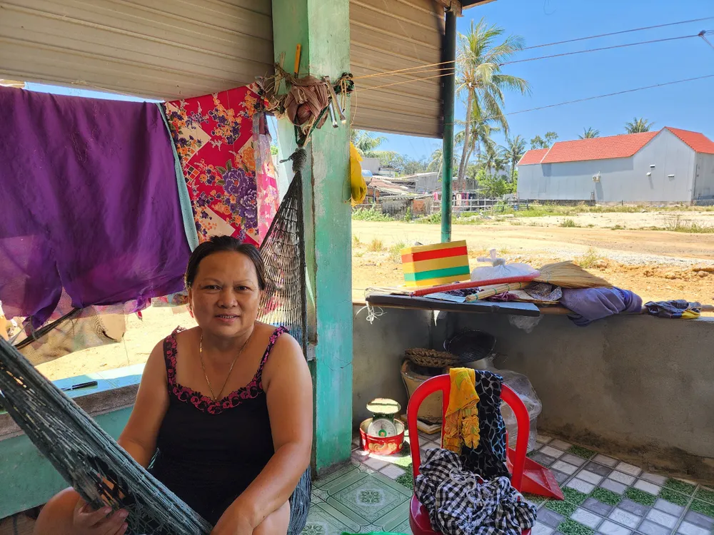 Bà Đinh Thị Â vui mừng và bất ngờ trước việc xe tải lớn ngừng lưu thông qua con đường trước nhà bà. Ảnh: MT.