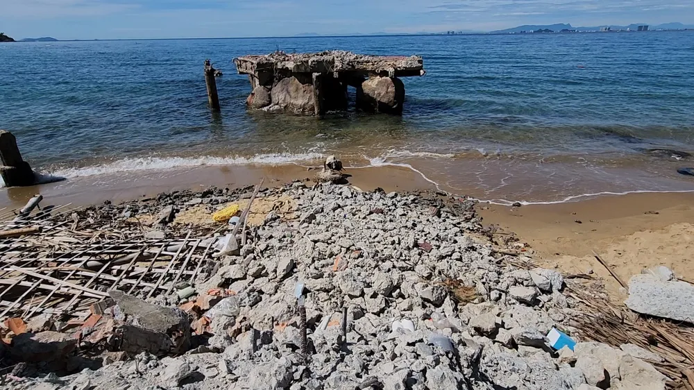 Phần móng của nhà hàng trên biển trơ trọi sau khi tháo dỡ.