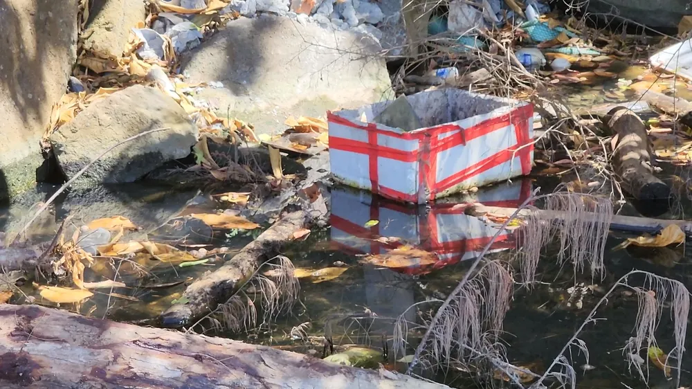 Thùng xốp, chai nhựa, chiếu nhựa bị vất lại thành đống gây ô nhiễm.