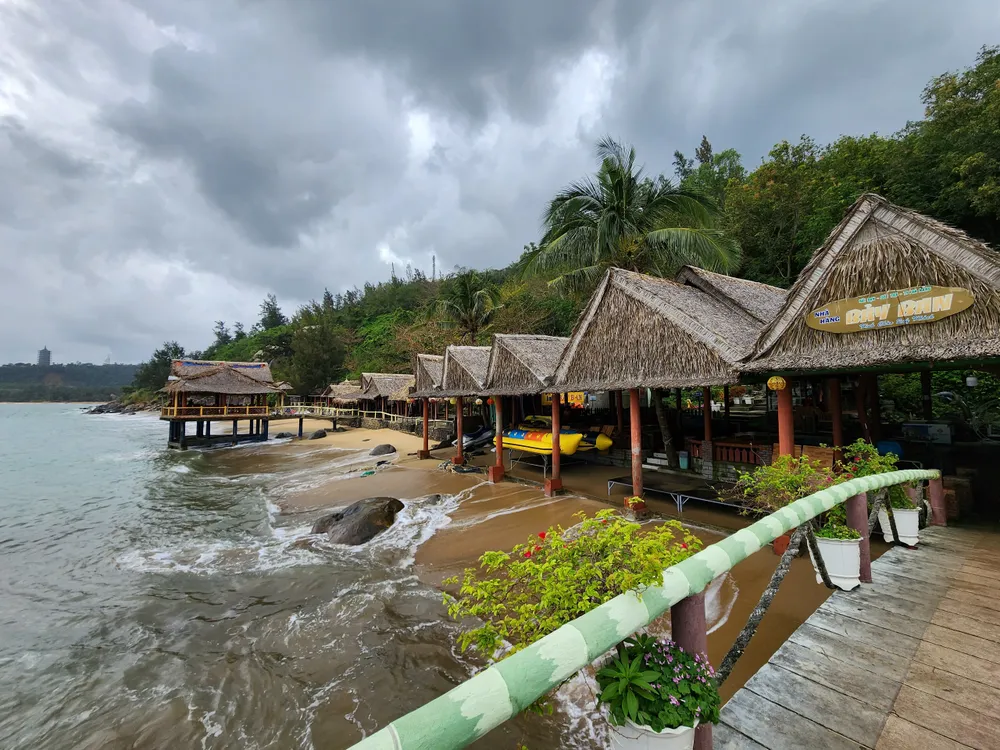 Một nhà hàng được xây dựng và hoạt động trong thời gian dài trước khi bị xử lý.