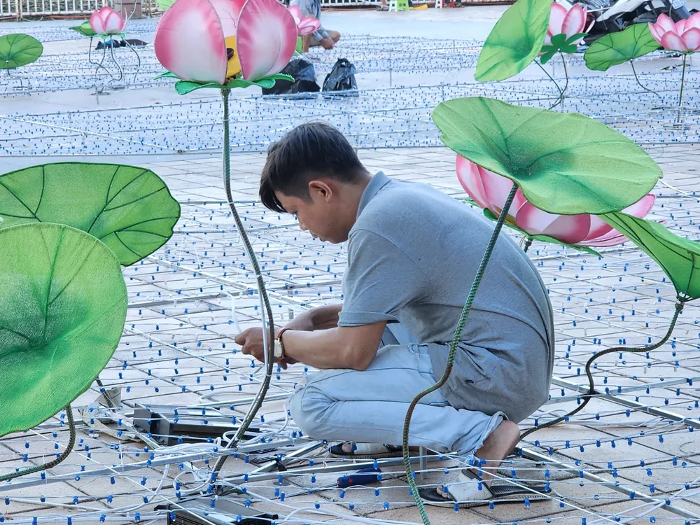 Các công nhân khẩn trương lắp dựng bóng LED.