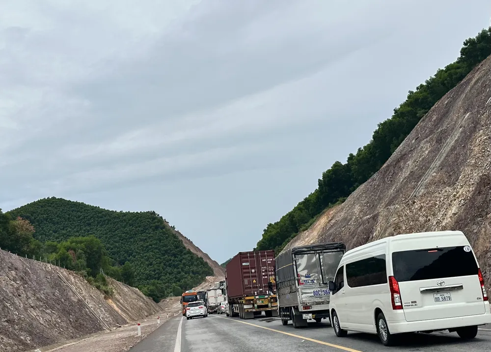 Ùn tắc giao thông vì sạt lở trên cao tốc Cam Lộ - La Sơn. Ảnh: LÊ PHI.