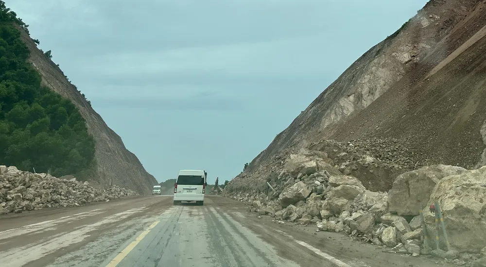 Hiện trường sạt lở trên cao tốc Cam Lộ - La Sơn. Ảnh: LÊ PHI.