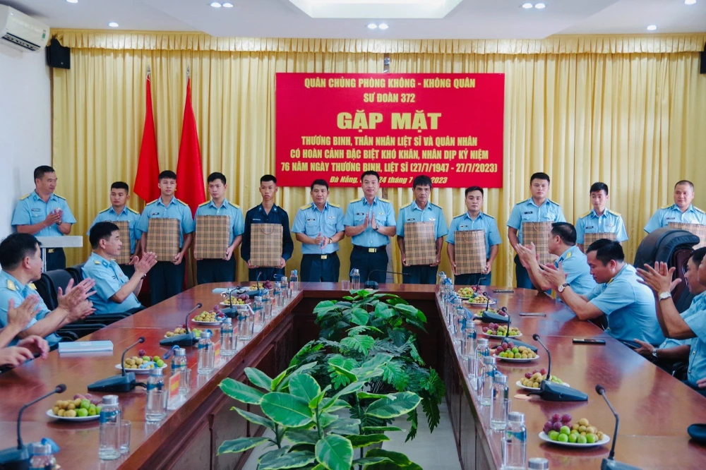 Thượng tá Bùi Đình Hậu - Phó Sư đoàn trưởng, Tham mưu trưởng sư đoàn và Thượng tá Đinh Đức Việt - Phó Chính uỷ sư đoàn trao quà cho các gia đình có hoàn cảnh đặc biệt khó khăn.