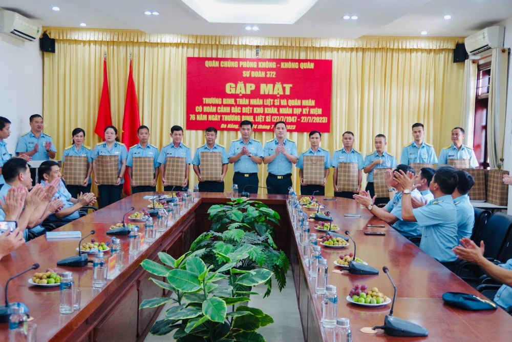 Đại tá Trần Tiến Tùng - Sư đoàn trưởng Sư đoàn 372 và Đại tá Hoàng Trung Kiên - Chính uỷ Sư đoàn 372 trao quà cho các thương binh, thân nhân liệt sĩ trong sư đoàn.